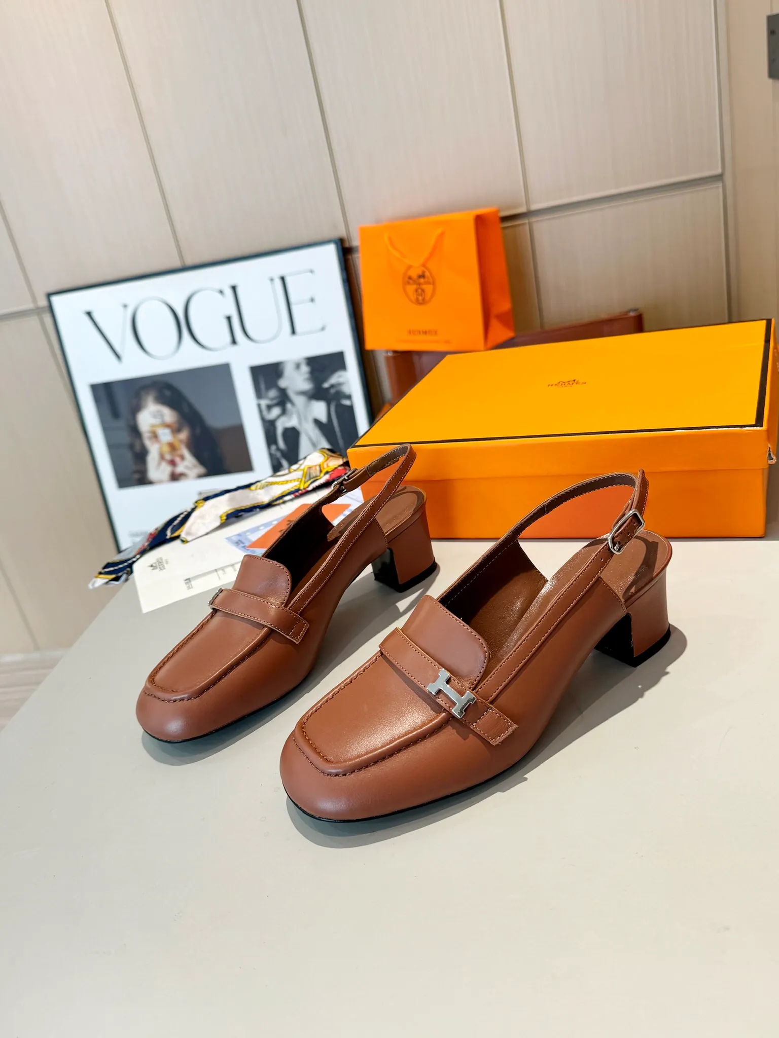 👟👟Ex-factory price 520👟👟 Hermes Groupie square-toe H-buckle mules, half-drag high heels and flat heels; the foot feel at the counter is invincible, groupie Mule shoes are made of h-buckle canvas and calfskin with mini silver Paris shoe buckles and contrasting piping. They are super beautiful in real life. Upper: imported original calfskin/original molded fabric. Lining: sheepskin. Outsole: Italian genuine leather outsole. Original packaging. Heel height: 5cm and 2 types of flat heel. Size: 35-41 (customized in size 42). Color: 6 colors.